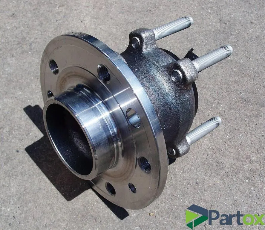 Wielnaaf achter Nissan Micra